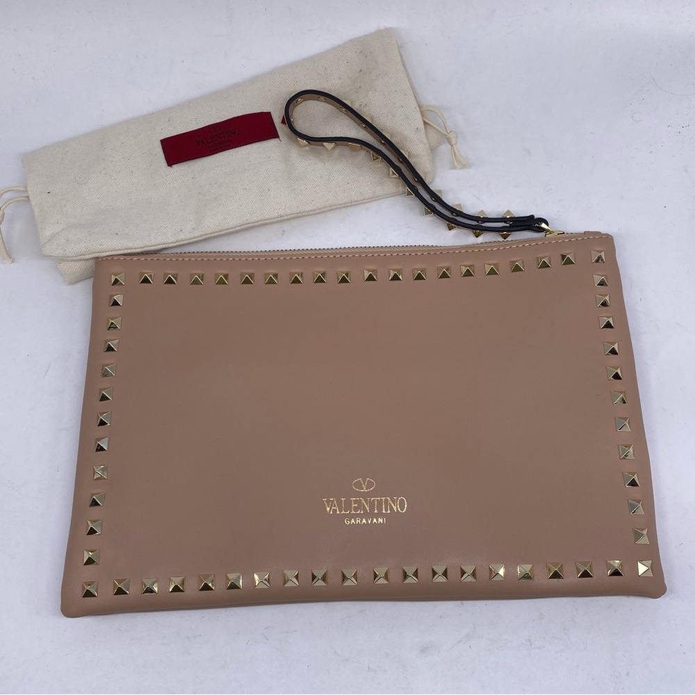 Valentino Poudre (nude) Rockstud Wristlet Clutch with Gold Studs